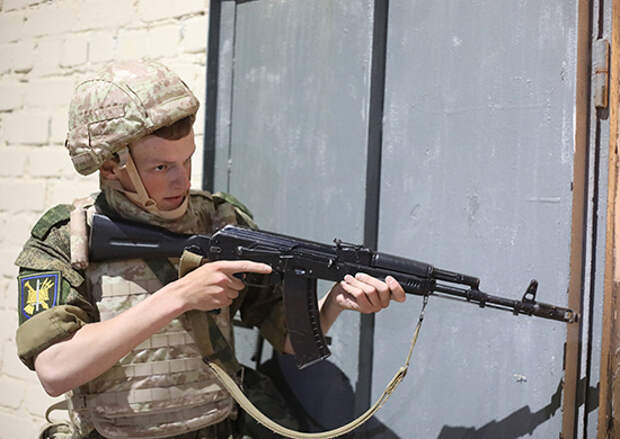 Подразделения антитеррора КФл отразили нападение условного противника на территорию воинской части в Каспийске в ночное время