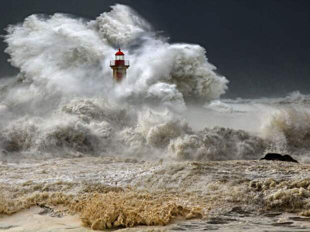 stormy-seas-portugal_73872_990x742