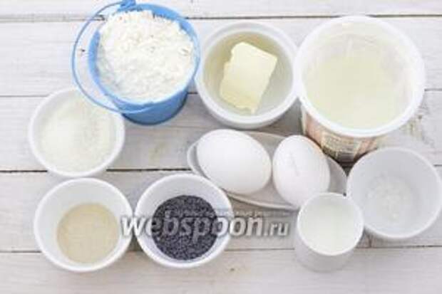 Для приготовления возьмите такие продукты: муку, масло сливочное, желтки куриные, сахар, сметану, соль, молоко, дрожжи сухие, мак, воду, соду.