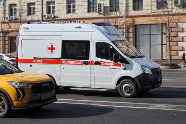 В Москве перевернулась скорая с пациентом