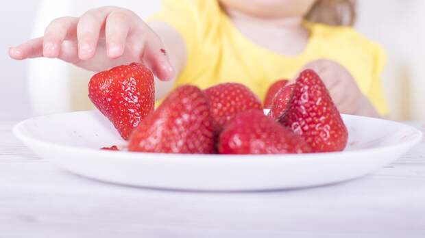 Можно ли давать раннюю клубнику ребенку? Отвечает нутрициолог