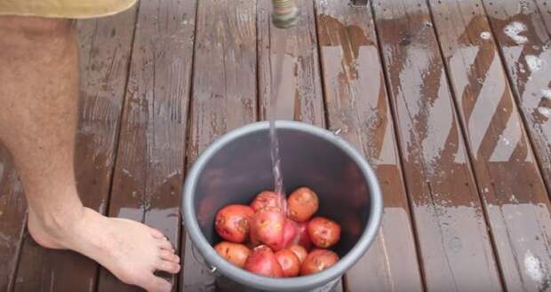 Насыпаем картошку, наливаем воду. /Фото: youtube.com.