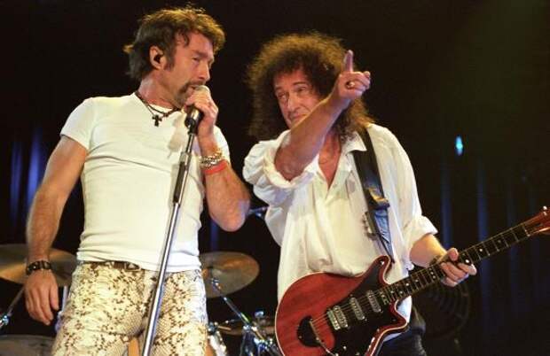 01.04.2005. Palacio de los Deportes. Madrid (Spain). Queen in concert. In the image, Brian May, guitarist and Paul Rodgers. (Photo by Carlos Muina/Cover/Getty Images)