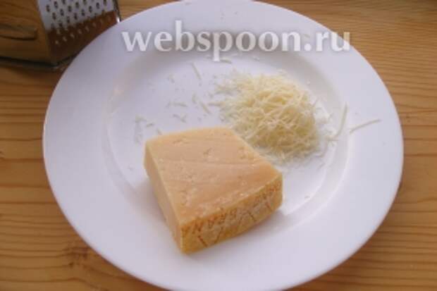 Сыр натираем на мелкой тёрке.