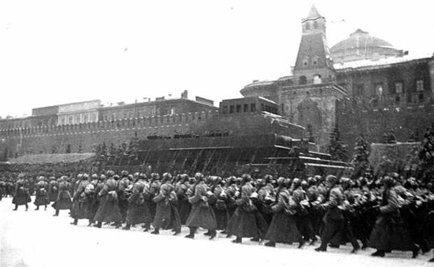 Легендарный парад 7 ноября 1941 г. Источник изображения: https://sterhluki.ru