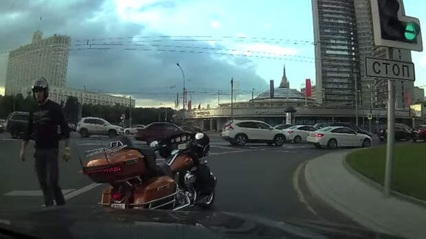 Конфликт с мотоциклистом в Москве авто, видео, конфликт на дорге, мотоциклист, хруст