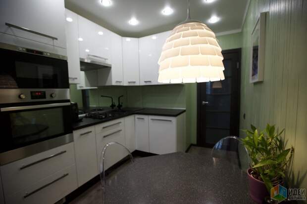 Белый кухонный гарнитур, многослойный светильник