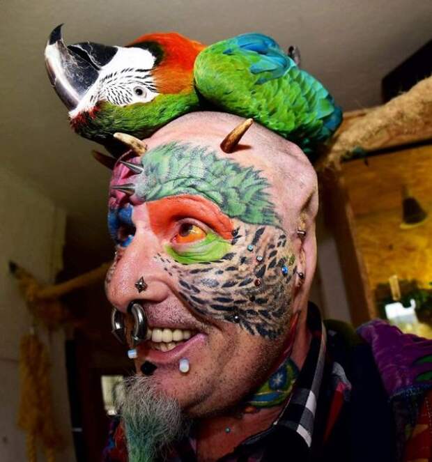 Человек-попугай Тед Ричардс удалил уши (8 фото)