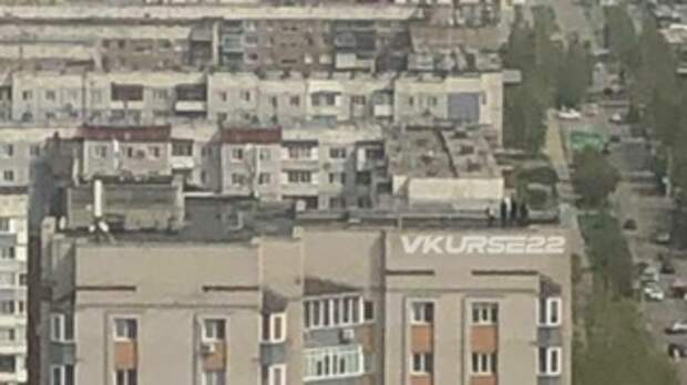Подростки на крыше 12-этажного дома в Барнауле / Фото: 