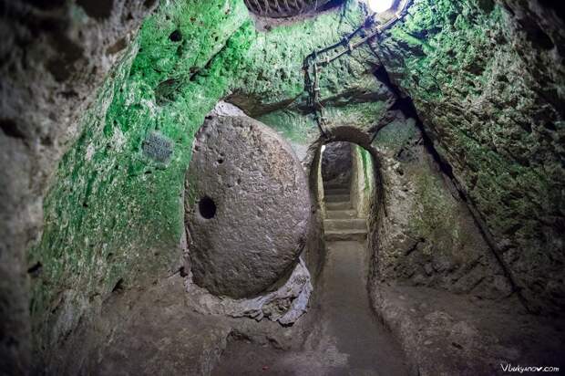 Входы в туннели перекрывались каменными колесами-дверьми и защищали поселение от врагов история, факты