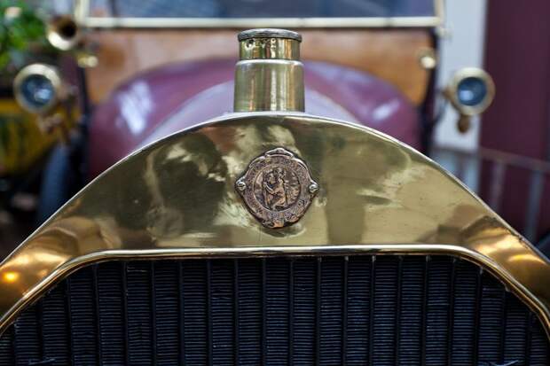 Фотоочет о посещении Бельгийского королевского автоклуба. Часть 2 - Шильдики (20 фото)