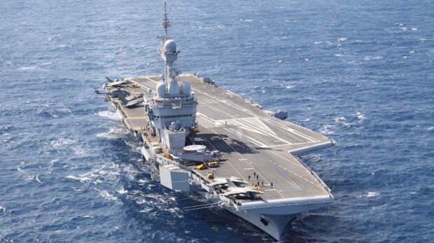 Макрон поручил передислоцировать авианосец "Шарль де Голль"