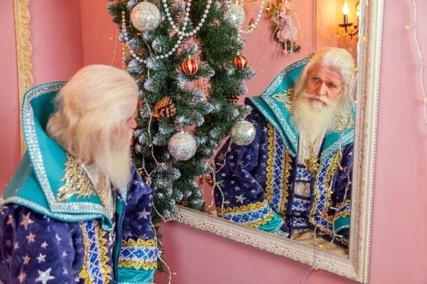 Симферополец уже 50 лет наряжается Дедом Морозом и раздаёт подарки всем прохожим