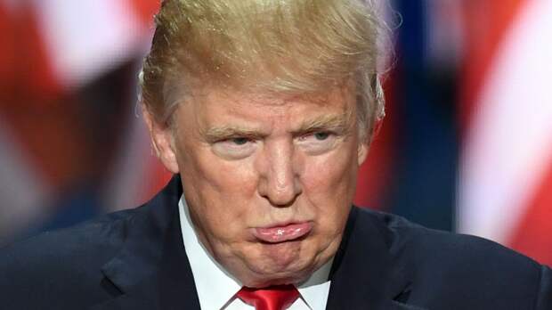 Ушёл глубоко в минус: рейтинг одобрения Трампа упал до исторических значений