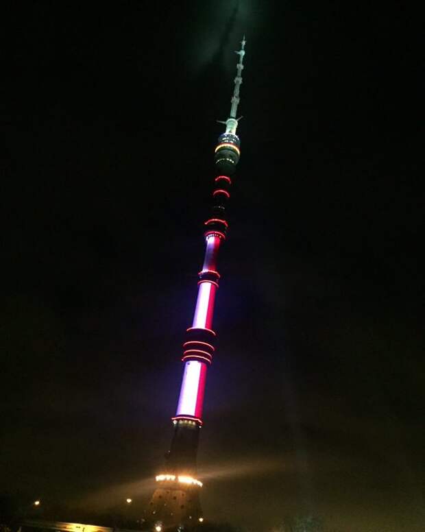 Останкинскую телебашню подсветили в цвета французского флага