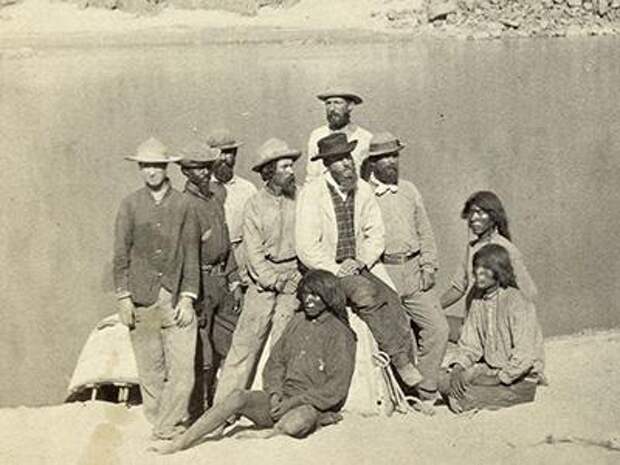 Во время экспедиции в команде фотографа О`Салливана (четвертый слева) были солдаты, ученые, художники. На снимке также запечатлены трое местных жителей и река Колорадо. На фото - 1871 год