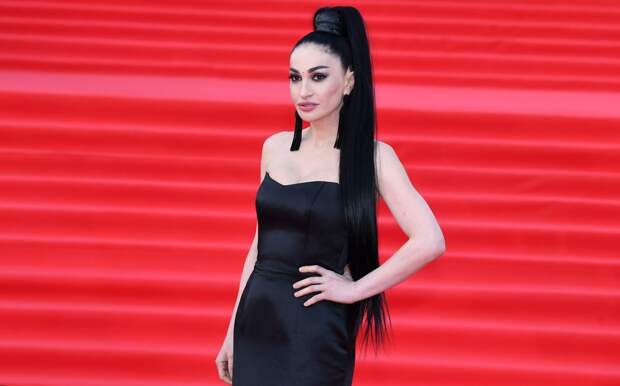 Экс-участница «Дома-2» пожаловалась на слухи о черном списке ММКФ из-за образа без штанов