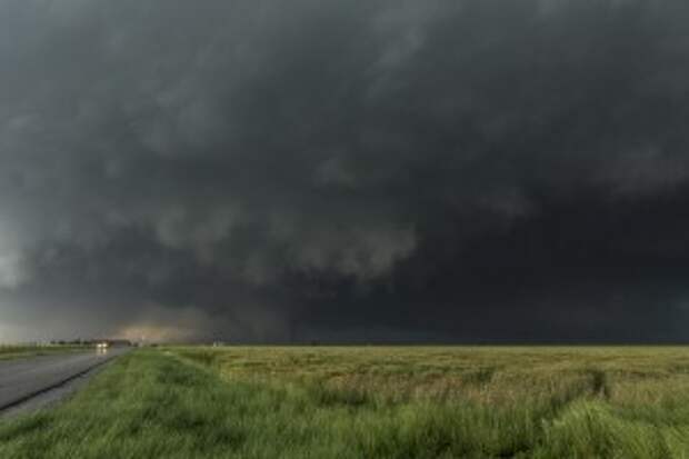 This Is How to Survive a Massive Tornado When You Get Caught Directly In Its Path