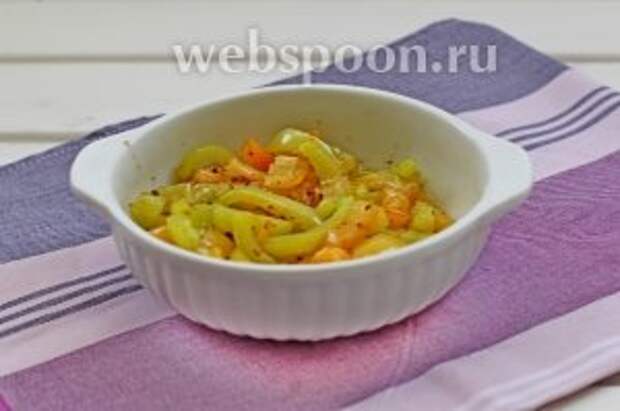 Обжарить перец на масле, на котором жарился картофель. Посолить и поперчить.