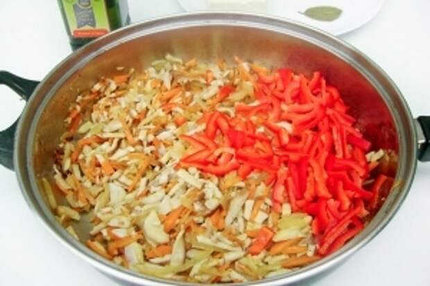 Сладкий красный перец также нарезаем соломкой и добавляем к грибам и овощам на сковороду.