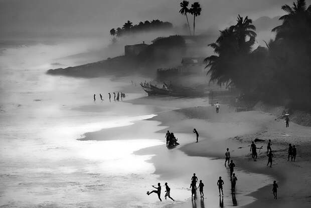 Африканский пляж. Эльмина, Кейп-Кост, Гана, 2012 (Фото: Marco Bartolini) конкурс Siena International Photo Award (SIPA), факты, фото
