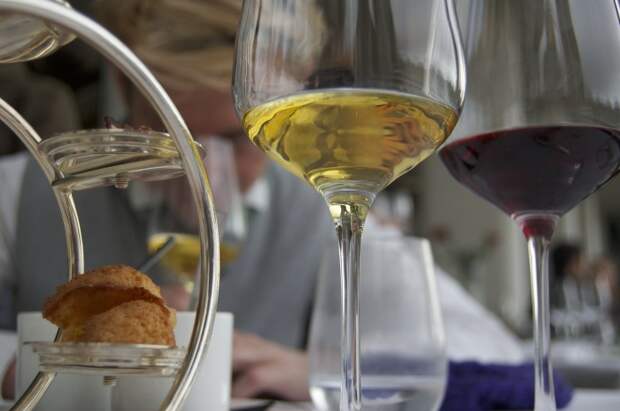 В США определение table wine (столовое вино) относится ко всем сухим, не крепленым, а также не игристым продуктам, содержание алкоголя в которых 7-14 % / Фото: pxhere.com