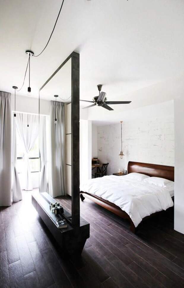 Фотография: Спальня в стиле Лофт, Малогабаритная квартира, Квартира, Советы, Бежевый, Бирюзовый, Зонирование, как зонировать комнату, как зонировать однушку, как зонировать однокомнатную квартиру – фото на InMyRoom.ru