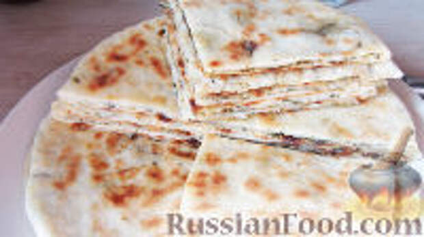 Фото к рецепту: Хычины с сыром и зеленью