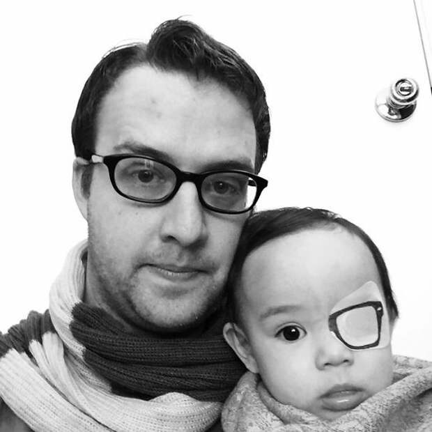 11. Этой девочке нужно ходить с заклеенным глазом, и ее папа помогает превратить эту ситуацию в игру 11. Этой девочке нужно ходить с заклеенным глазом, и ее папа помогает превратить эту ситуацию в игру дети, отец