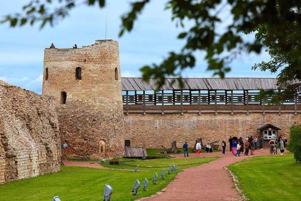 К 1150-летию основания Изборска (под Псковом) велась масштабная реконструкция Изборской крепости. Общий объем финансирования превысил 1 млрд руб. Уголовное дело и задержание замминистра Пирумова связали в первую очередь с реставрацией памятников истории и культуры в Изборске — в частности, Труворова городища, Никольской церкви, Никольского собора и других
