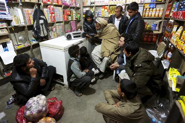 Афганцы слушают по радио трансляцию боевиков "Исламского государства" в восточном городе Джелалабад