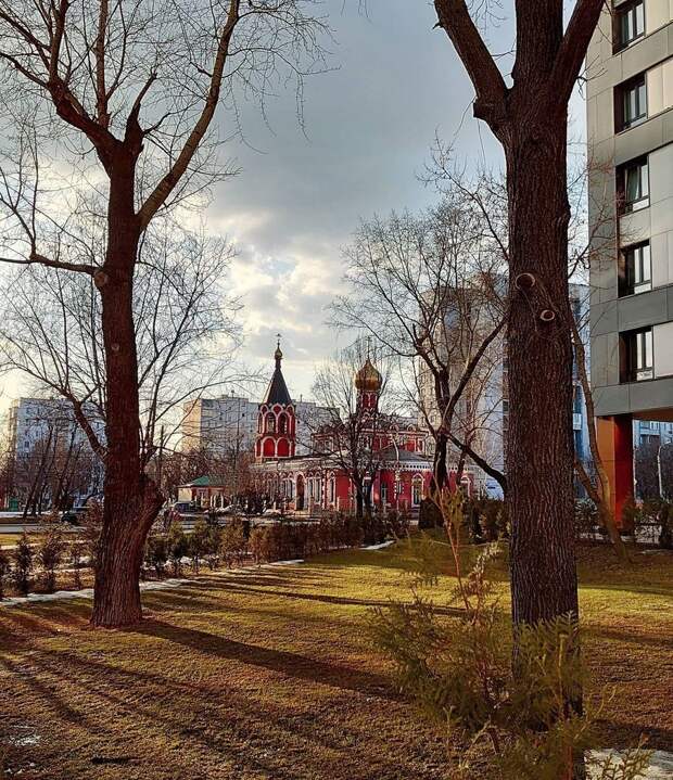 Фото дня: у храма на Шереметьевской почти растаял снег