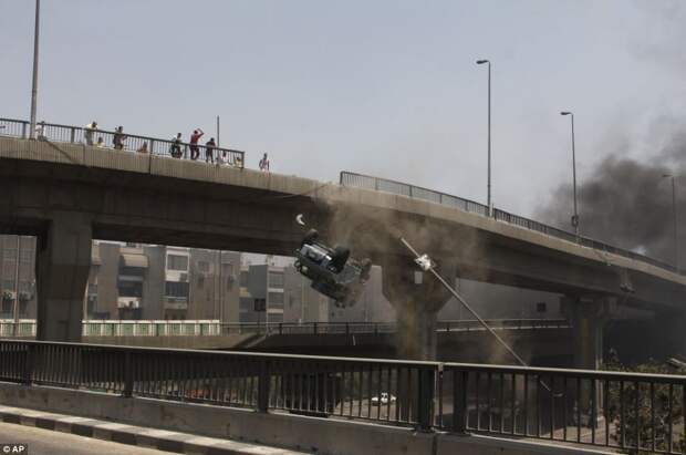 Полицейский броневик летит с моста Случайные фотографии, история, факты
