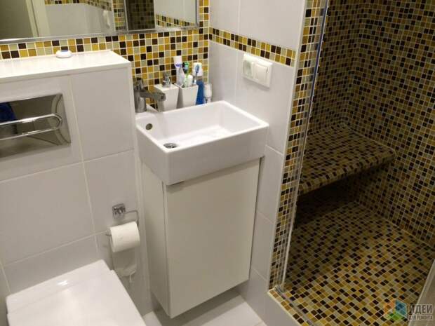 Комбинация белой плитки и мозаики, интерьер ванной фото