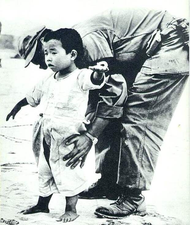 Американский военнослужащий ищет оружие у корейского ребенка-беженца. 20 век, история, фотографии