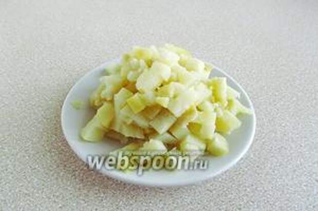 Нарезать картофель кубиками.