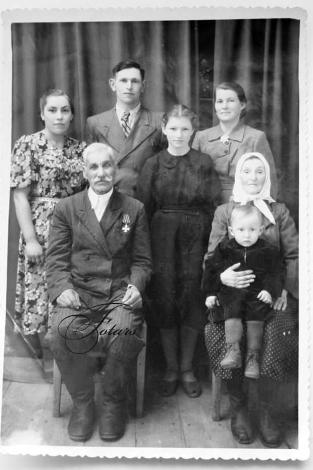 Георгиевский кавалер Грабовенко Владимир Степанович с семьёй. 11 мая 1957 года.