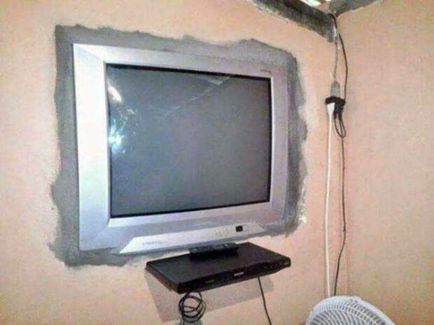 Встроенный телевизор.