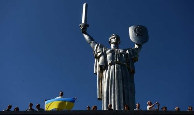 Герб СССР уберут с монумента «Родина-мать» в Киеве Герб СССР уберут с монумента «Родина-мать» в Киеве