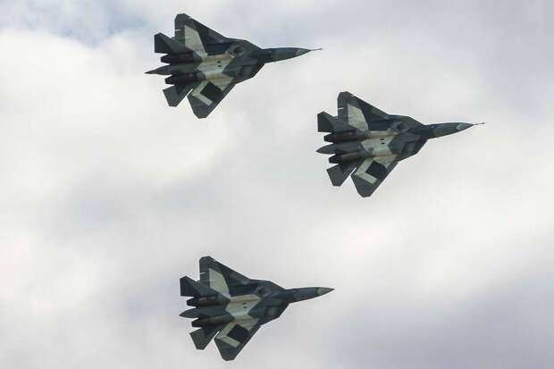 Полёт трёх Т-50 во время МАКС-2013 - Т-50 vs F-22 Raptor. Сравнительный анализ истребителей пятого поколения в России и США | Военно-исторический портал Warspot.ru