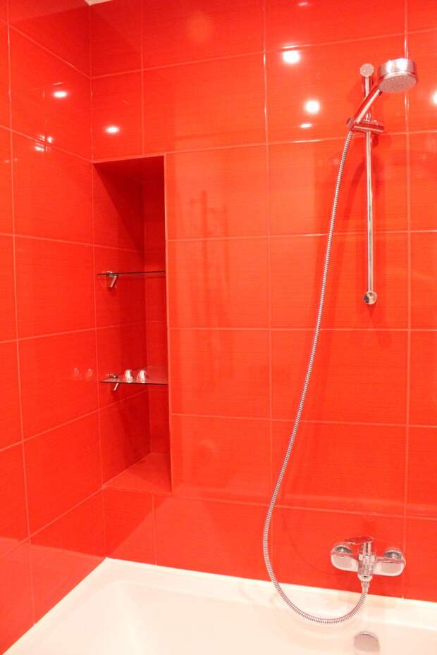 Бело-красная ванная, ниша с полочками в ванной
