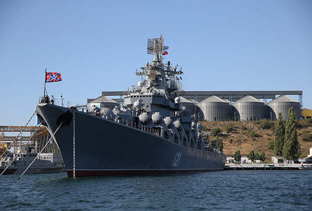 Флагман Черноморского флота ракетный крейсер «Москва» в Севастопольской бухте