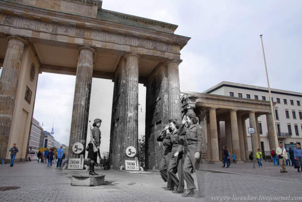 Советская регулировщица и американские девушки-военнослужащие у Бранденбургских ворот