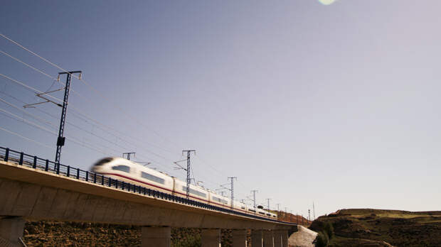 Глава Минтранса Испании Пуэнте счёл крайне странным сход двух поездов с рельсов