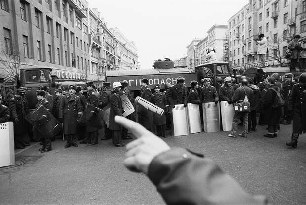 Март 1991 года. Ельцин переподчинил себе милицию и армию. Проходят митинги. Впервые в новейшей истории России главную улицу столицы перегородила милиция со щитами. «Жители СССР это увидели в первый раз, и люди разглядывали все это как на ВДНХ, как в музее», — говорит Мухин.