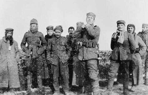 Германские и британские солдаты в часы затишья Германские и британские солдаты в часы затишья