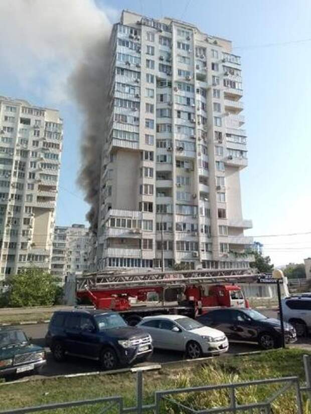 Пожар в новороссийске сейчас видео. Горящее здание. Новороссийск высотные здания. Новороссийск многоэтажки. Пожар в Новороссийске сегодня в Южном.