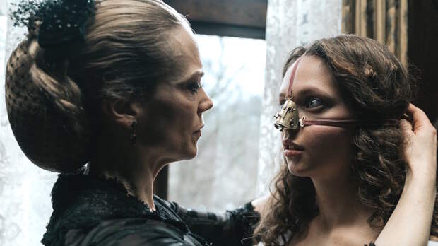 "Гадкая сестра" и "Жизнь Чака": две мрачных сказки в прокате