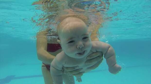 Малыши умеют плавать.