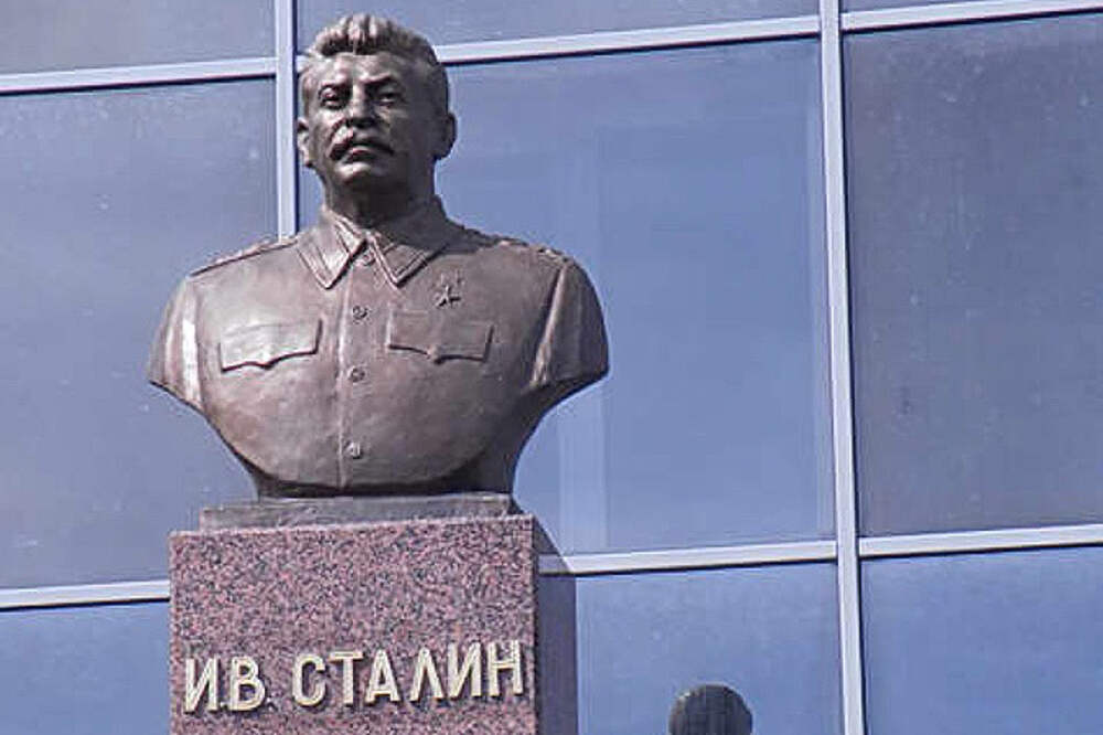 Сталин памятник. Сталин памятники Сталину. Памятник Сталина в России. Памятники Сталину культ личности. Бюсты Сталина в России.